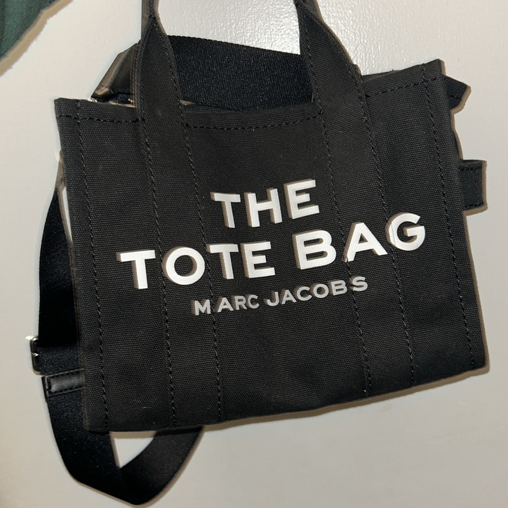 New out tags Small MARC JACOBS TOTE BLACK CANVAS. NEVER USED !!